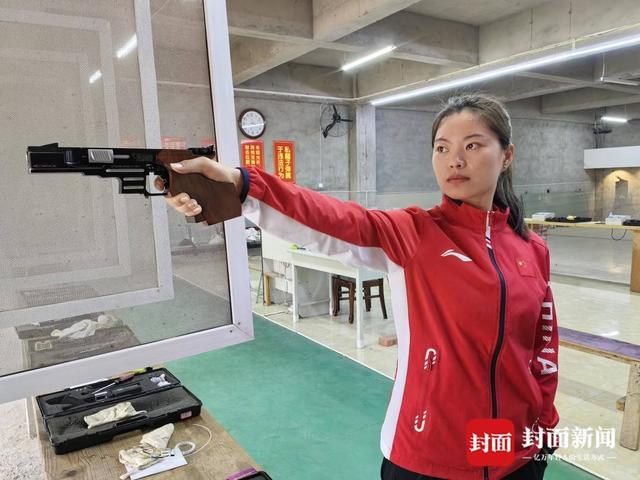 王思雨回到内江市东兴区业余体育学校指导学弟学妹。封面新闻记者 黄晓庆 摄