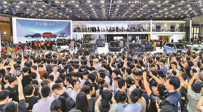 2024粤港澳大湾区车展，鸿蒙智行展位。深圳商报记者 廖万育 摄