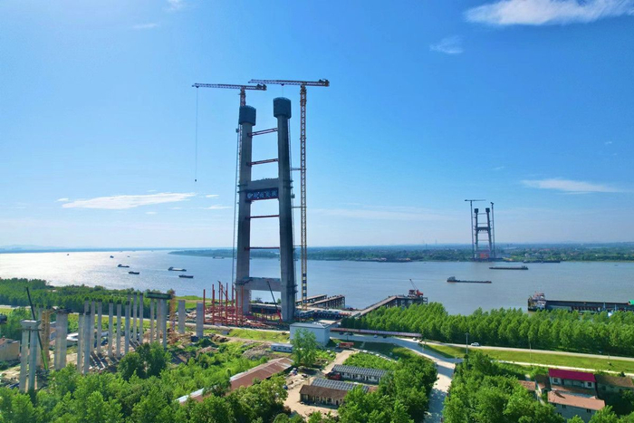 双柳长江大桥两座主塔隔江相望，为了避免打扰江豚，大桥采用一跨过江，水中不设桥墩。通讯员杨鑫　摄