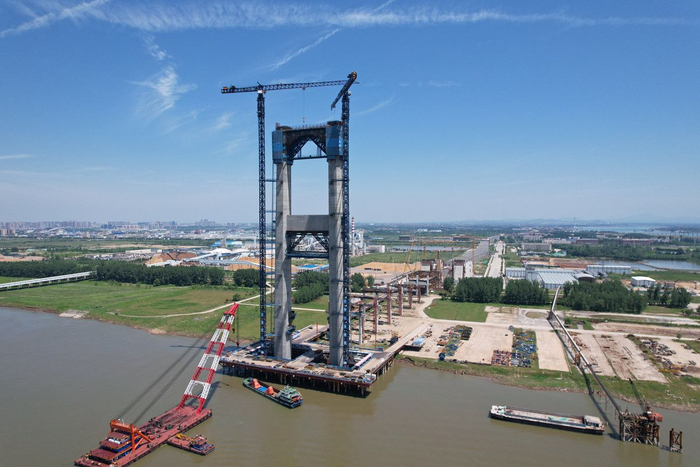 燕矶长江大桥北主塔正24小时施工，预计6月底可封顶。 通讯员徐颖 摄