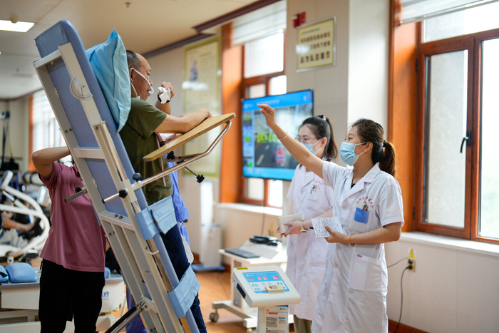 唐山市古冶区一家养老机构的工作人员指导老人进行康复训练（2023年9月12日摄）。（新华社资料片）新华社记者 牟宇 摄