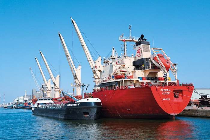 位于比利时安特卫普的安特卫普—布鲁日港（2022 年 4 月 28 日摄）郑焕松摄 / 本刊