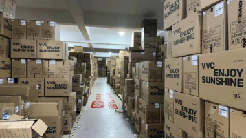 　　▲大促首周，VVC等品牌的防晒产品在百亿补贴持续走俏。（王宇 摄）