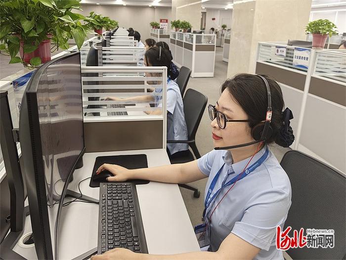 日前，河北省12345政务服务便民热线话务服务现场，话务员正在接听群众来电。 河北日报记者 解楚楚摄
