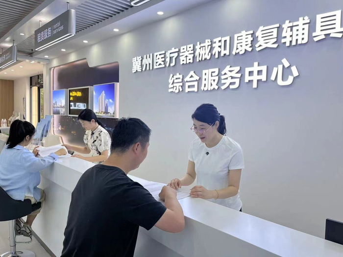 5月31日，在冀州医疗器械和康复辅具综合服务中心，工作人员正在为企业讲解相关产业政策。 河北日报通讯员 宋洪刚 摄