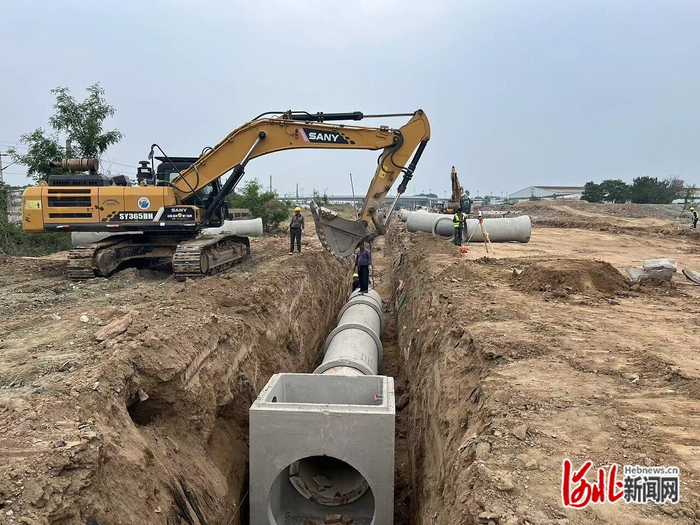 5月5日，邢台市新华路北延（邢州大道至金泉大街）工程现场，施工队伍正在吊装污水管道。 河北日报记者 王永晨摄