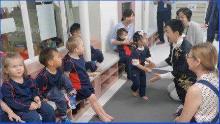 李小琳主席近期参访香港耀中,与幼教部儿童互动