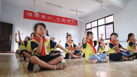 之江小学的同学们在上舞蹈课。梁家旗 摄