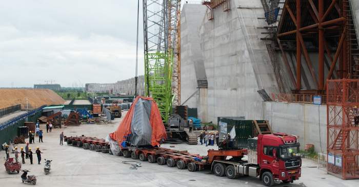 5月28日，燕矶长江大桥北锚碇正在卸散索鞍。通讯员徐颖　摄