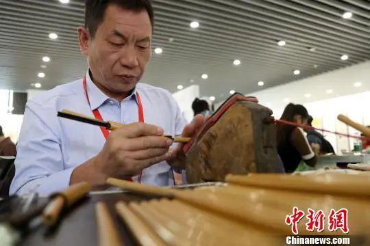 　　图为文港镇制笔人正在现场展示毛笔制作技艺。刘占昆 摄