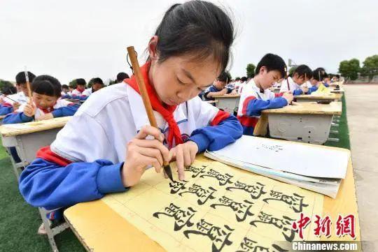 　　图为文港镇中心小学，孩子们正在挥毫书写。樊哲平 摄
