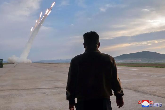 5月30日，朝鲜最高领导人金正恩直接下令并指导进行超大型火箭炮射击。图/视觉中国