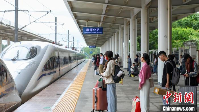 图为江西鹰潭北站,一辆列车到站后,旅客有序上下车.舒文彬 摄
