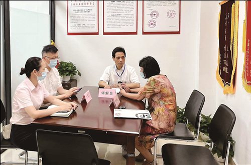 王建跃（中）正在调解