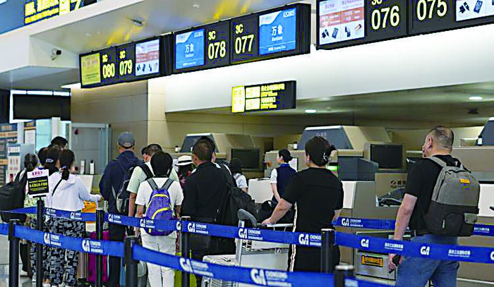     旅客办理登机手续