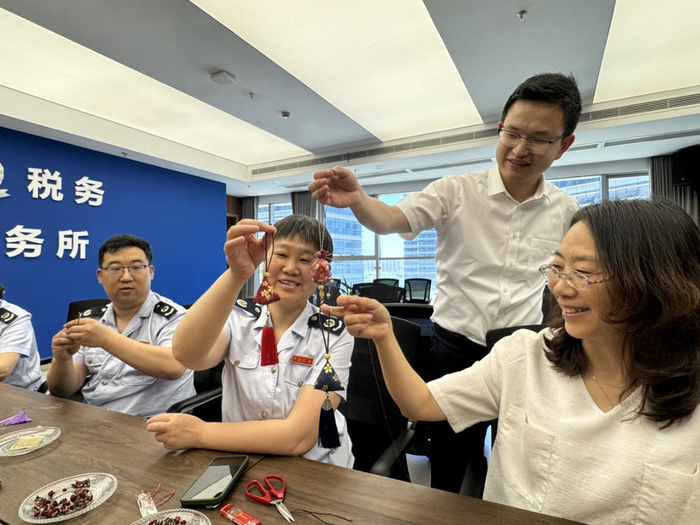 工行新城支行与鄞州邱隘税务所共迎端午，并开展金融安全知识宣讲