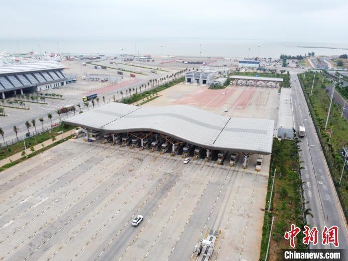 5月31日，航拍海口新海港综合客运枢纽的“二线口岸”车辆查验通道。陈英清 摄