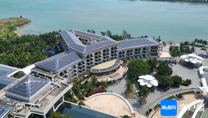 东屿岛上的建筑顶部穿上光伏板。记者 苏桂除 摄