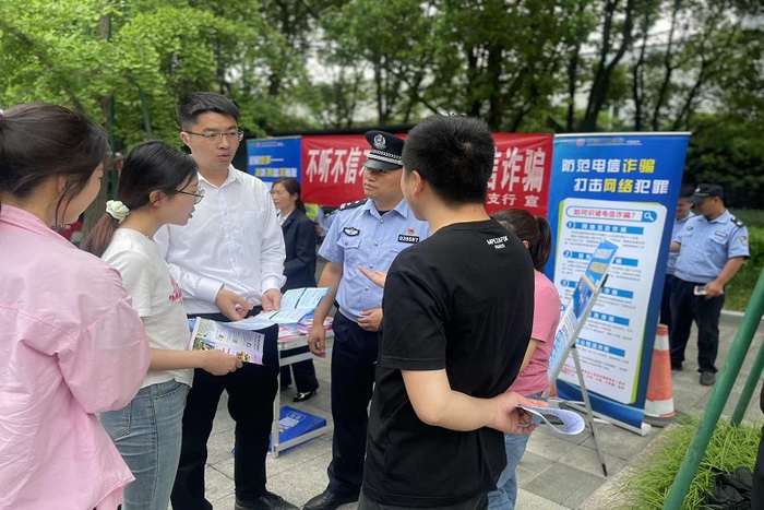 工行宁海支行员工和宁海县公安局反诈中心警官向现场群众宣传防范电信网络诈骗知识