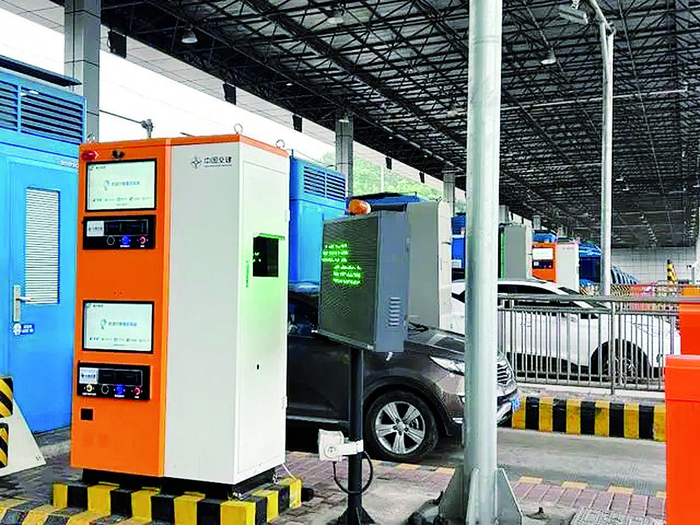     收费机器人（中交一公局集团重庆运营区域总部供图）