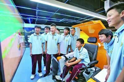 江苏徐州市第二十四中学学生在“大思政课”实践教学基地操作模拟驾驶机。蒯创摄/光明图片