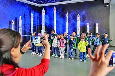 小学生在哈尔滨工业大学航天馆内参观。新华社发