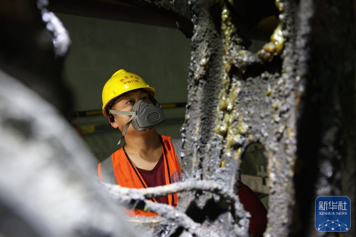 ↑6月3日，中铁四局的建设者在西成铁路甘肃段格尔隧道内查看施工设备情况。