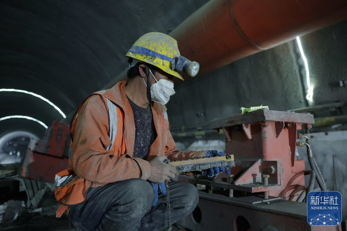 ↑6月3日，中铁四局的建设者在西成铁路甘肃段格尔隧道内施工作业。