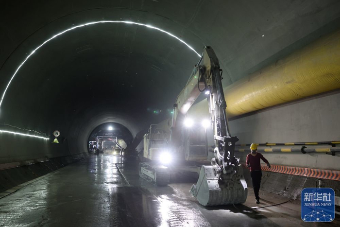 ↑6月3日，中铁四局的建设者在西成铁路甘肃段格尔隧道内施工作业。