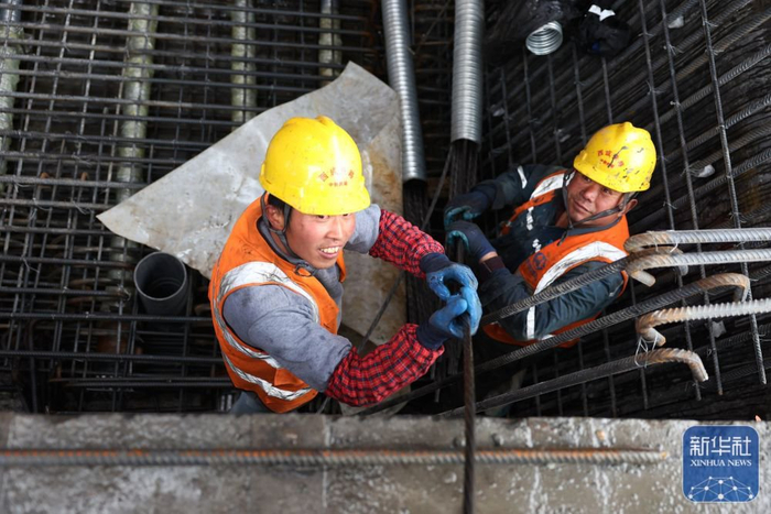 ↑6月3日，中铁四局的建设者在西成铁路甘肃段白龙江大桥上施工作业。