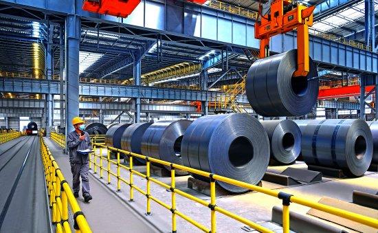 唐钢新区2050产线职工正在组织钢卷调运。唐钢供图