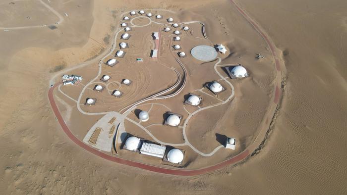 这是甘肃省民勤县沙漠腹地的“摘星小镇”（2021年3月4日摄，无人机照片）。新华社记者 郎兵兵 摄