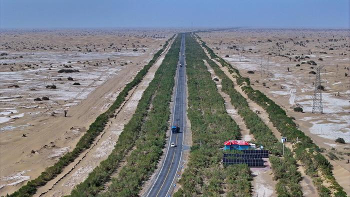 这是2023年8月20日拍摄的中国石油塔里木油田零碳沙漠公路（无人机照片）。新华社记者 王鹏 摄
