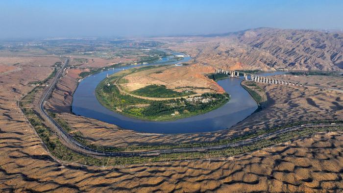 这是流经宁夏中卫市沙坡头区的黄河（2023年9月6日摄，无人机照片）。新华社记者 王鹏 摄