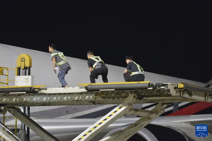 6月2日凌晨，鄂州花湖国际机场工作人员准备通过升降平台登机作业。新华社记者 刘力航 摄