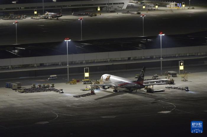 6月2日凌晨拍摄的鄂州花湖国际机场停机坪一角。新华社记者 刘力航 摄