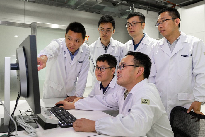　　王超（左一）及PET/CT uMI Panorama研发团队成员，一同讨论研发细节问题。