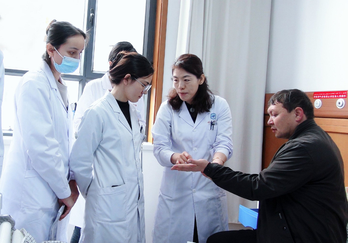 喀什地区中医医院针灸中心主任王盛春（右2）在教学查房。喀什地区中医医院供图