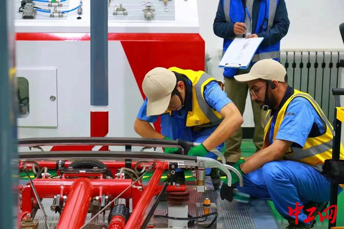 唐浩喆（左）在2023年金砖国家职业技能大赛轨道车辆技术赛项总决赛现场。（受访者供图）