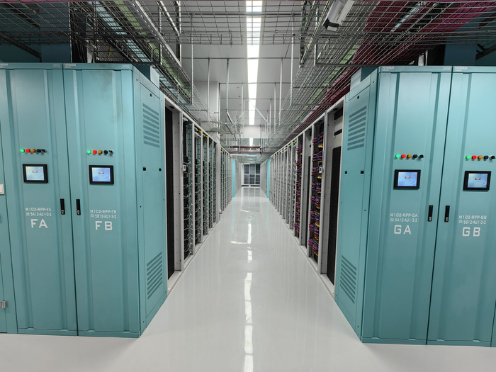 位于山西省大同市阳高县的中联绿色大数据产业基地内，多座数据中心服务器在高速运行。