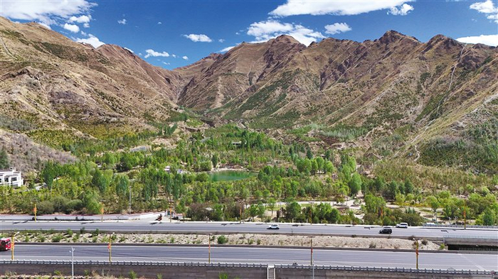 从拉萨南山公园远眺拉萨市区。记者　潘多　摄