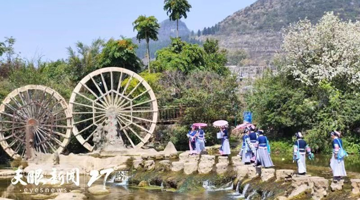 位于黄果树风景区旁的石头寨布依民族风情街正在忙碌而有序地建设中.