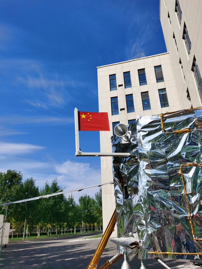 （嫦娥六号月面国旗室外成像效果）