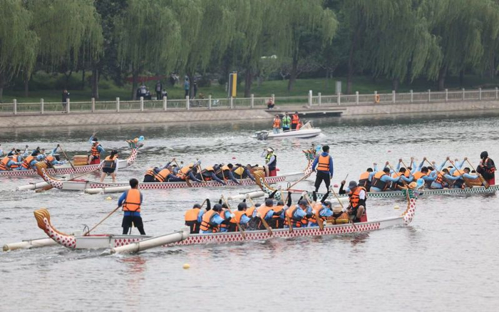 6月5日上午，通惠河上演精彩龙舟赛。新京报记者 王飞 摄