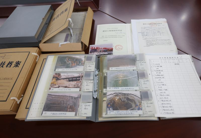 北京的地铁工程档案最早可追溯至上世纪80年代的“复八线”建设，档案中收录了许多工程建设时的图片资料。新京报记者 王贵彬 摄