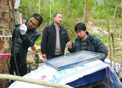 2010年，姜鹏（右）在“中国天眼”工程现场做地锚试验。受访者供图