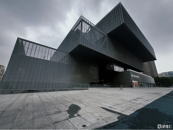 （龙华简上体育综合体，距离项目步行约1公里）