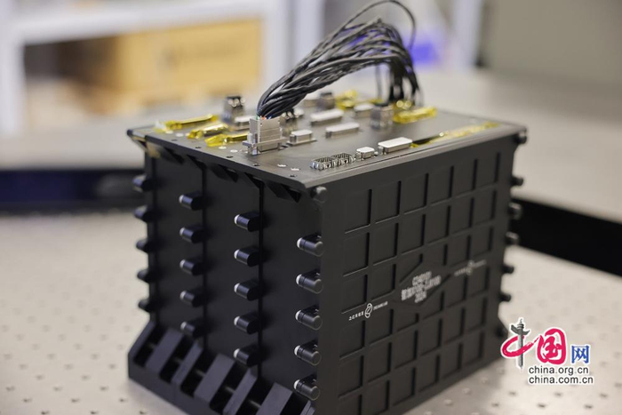 图为之江实验室天基计算系统研究中心自主研发的星载智能计算机，每秒可进行上千万亿次的计算。中国网记者 董宁 摄影