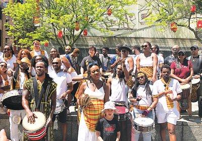 在第二届蒙特利尔唐人街多元文化节暨团结鼓活动上，不同族裔的民众共同敲击团结鼓。马克·米肖摄
