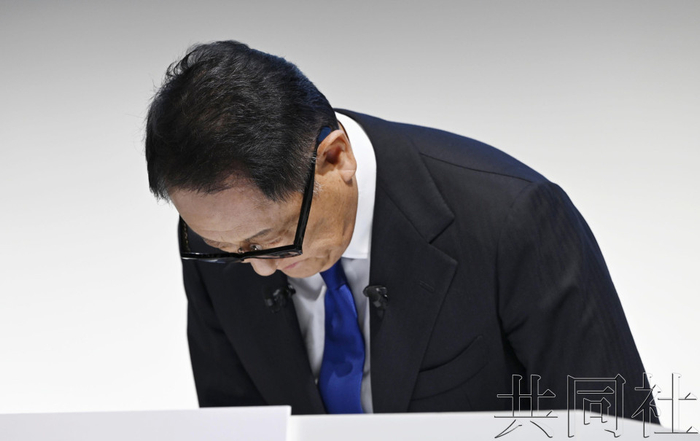 丰田汽车董事长丰田章男在3日召开记者会，鞠躬致歉。图源：日本共同社